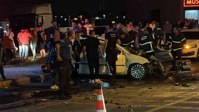 Otomobil tıra arkadan çarptı: 2 ölü 3 ağır yaralı