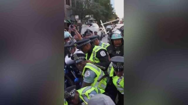 ABD'de İsrail konsolosluğu önünde göstericilere polis müdahalesi