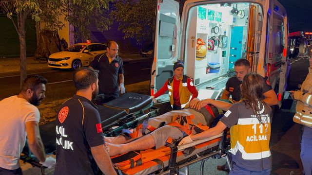 Ümraniye'de Hafif Ticari Araç ile Minibüs Çarpıştı: 8 Yaralı