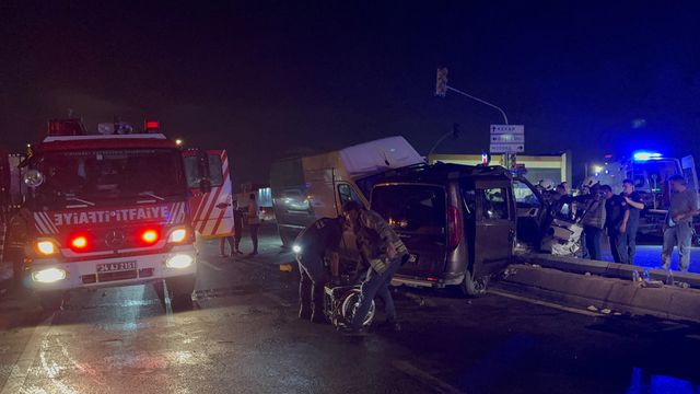 Ümraniye'de Hafif Ticari Araç ile Minibüs Çarpıştı: 8 Yaralı