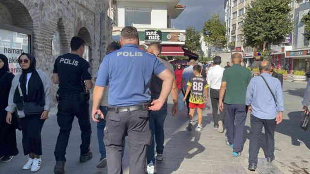 Annesi ile yolda yürüyen adamı sırtından bıçaklayıp kaçtı