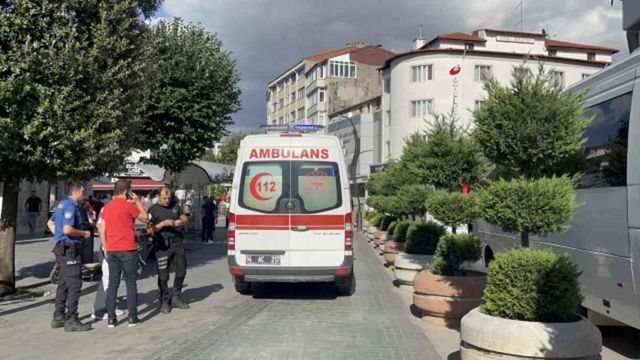 Annesi ile yolda yürüyen adamı sırtından bıçaklayıp kaçtı
