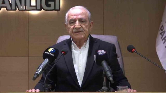 30 Ağustos töreninde tartışma yaratan görüntü! Atatürk anıtının önünde elleri arkada bekledi