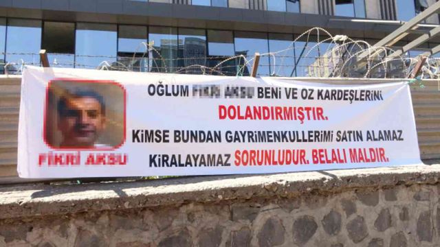 Oğlu tarafından dolandırıcılığını caddeye astığı pankartla duyurdu
