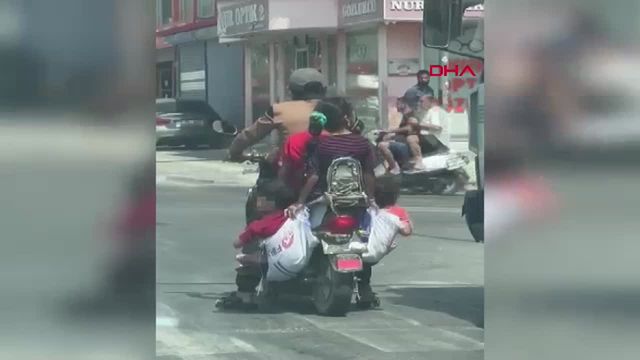 Ölümüne rahatlık! Çocuklarını motosiklete astığı çuvallara koydu
