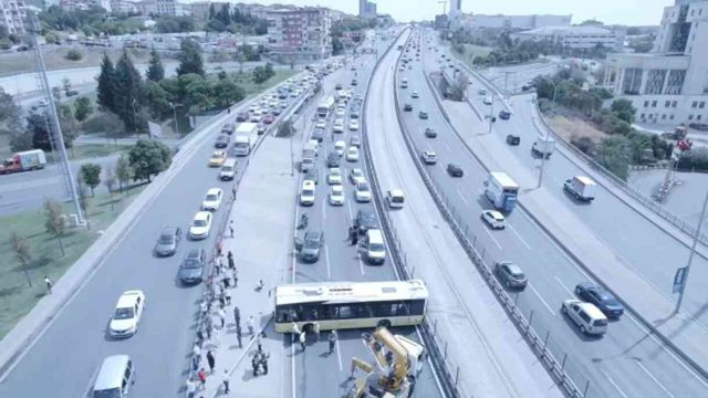 Esenyurt'ta İETT otobüsü direğe çarpıp yola savruldu! Edirne istikameti trafiğe kapandı