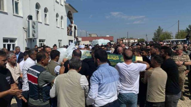 Narin Güran tabutuna örtülen beyaz gelinlikle son yolculuğuna uğurlandı