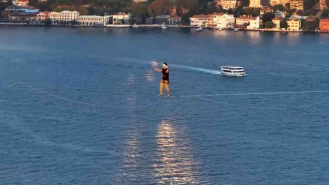 İstanbul Boğazı'nda tarihi anlar! İp üzerinde Asya'dan Avrupa'ya yürüyerek geçti