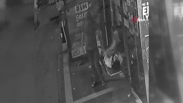 Durakta Uyuyan Vatandaşın 6 Bin Liralık Soyulma Anı Kamerada