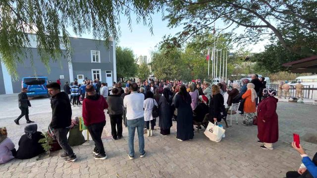 Mesai için fabrikaya giden işçiler hayatının şokunu yaşadı! Patron kapıya kilit vurup kaçmış