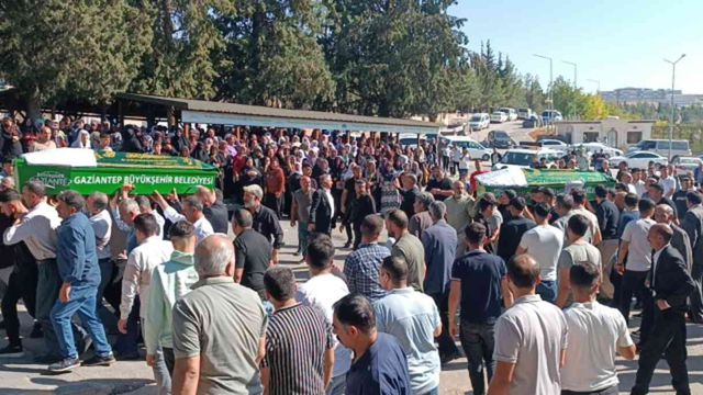 Günün en acı karesi: 6 tabut yan yana dizildi, gözyaşları sel oldu