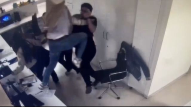 Öfkeli hasta yakını o sözü duyunca bankodan doktorun üzerine atladı