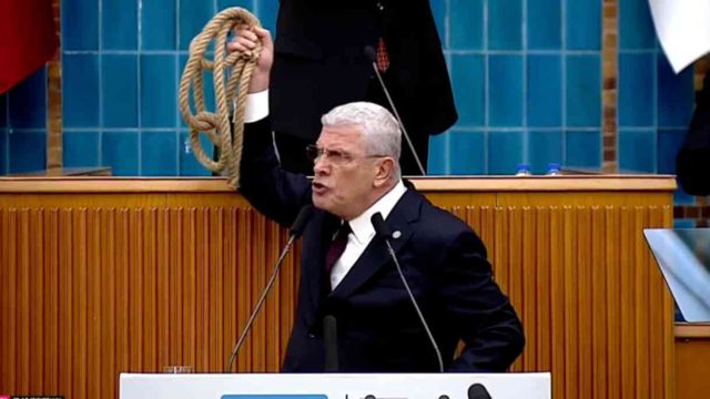 Müsavat Dervişoğlu kürsüden idam ipi fırlattığı Bahçeli ile tokalaştı