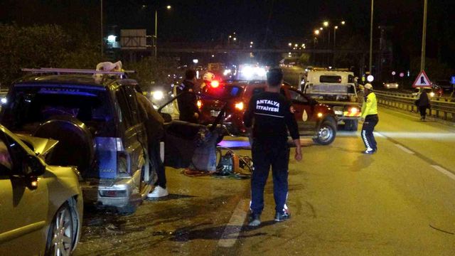 Kaza yapan genç sürücü, araçta sıkışan annesin elini kurtarılana kadar bırakmadı