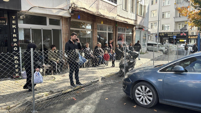 Tapulu arazisi olduğunu iddia ettiği sokak girişini tel örgüyle kapattı