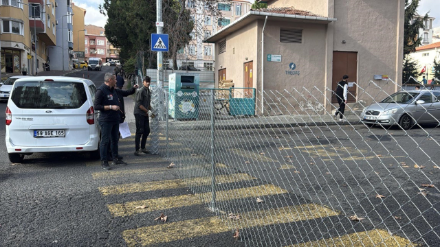 Tapulu arazisi olduğunu iddia ettiği sokak girişini tel örgüyle kapattı