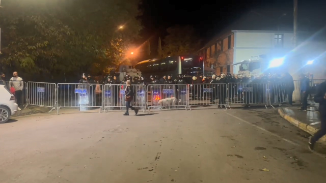 Tunceli ve Ovacık Belediyesi'ne kayyum atanmasının ardından belediye önünde protestolar başladı