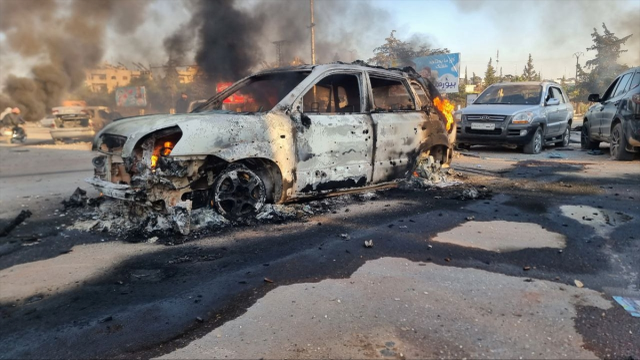 Esad rejimine ait savaş uçakları, muhaliflerin kontrolündeki İdlib'e bomba yağdırdı