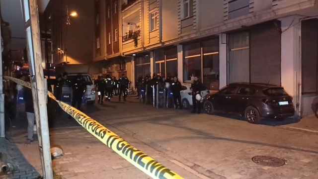 Esenyurt'ta istismar konusu üzerine bir eve operasyon düzenleyen polis ekiplerine silahlı saldırı düzenlendi.