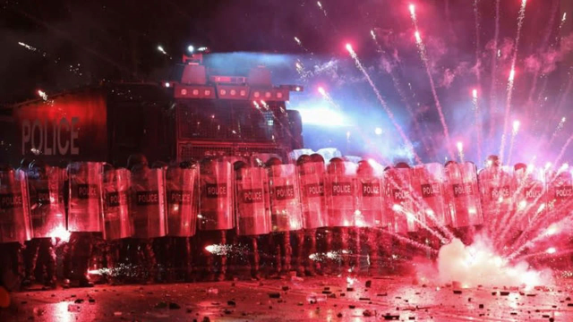 Komşuda ortalık karıştı, muhalefet lideri gözaltına alındı