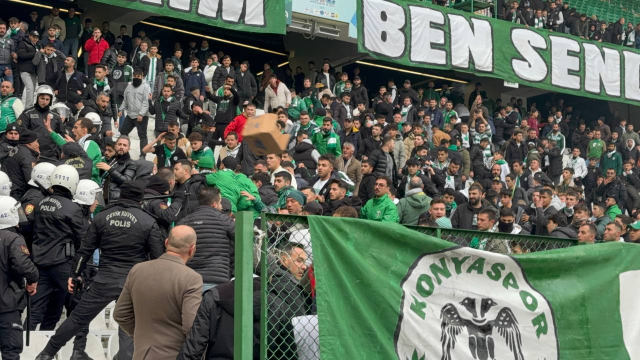 Görüntüler Süper Lig'den: Taraftarlar polise saldırdı