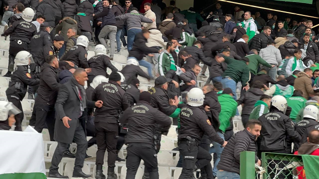 Görüntüler Süper Lig'den: Taraftarlar polise saldırdı