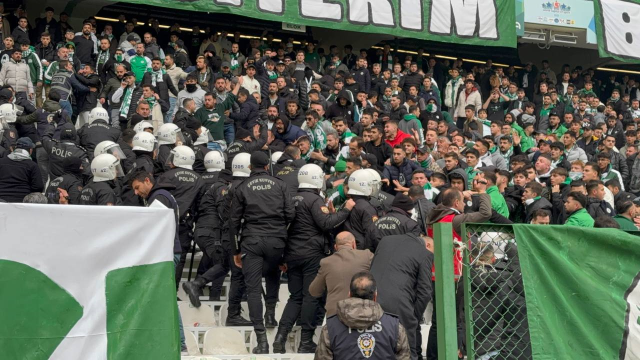 Görüntüler Süper Lig'den: Taraftarlar polise saldırdı