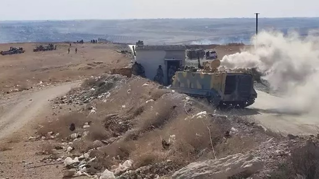 Münbiç'te halk teröristleri taş ve sopalarla kovalamaya başladı