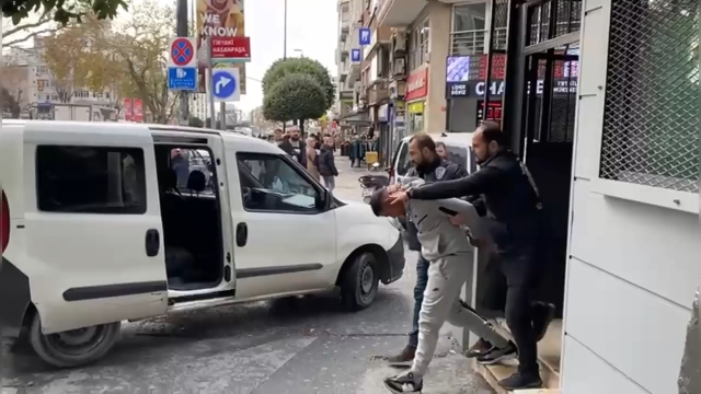 Kız arkadaşını restoranın ortasında bıçakla rehin alan turistin halüsinasyon gördüğü ortaya çıktı
