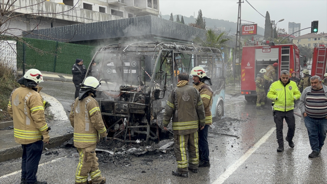 İstanbul'da 20 yolcuyu taşıyan minibüs yanarak küle döndü