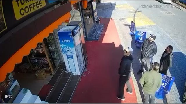 Kaldırımda kafasına kedi düştü, herkes kahkahalara boğuldu