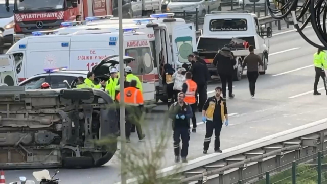 Sarıyer Seyrantepe'de TEM otoyolunda okul servisi devrildi. Olay yerine çok sayıda itfaiye, polis ve sağlık ekibi sevk edildi.