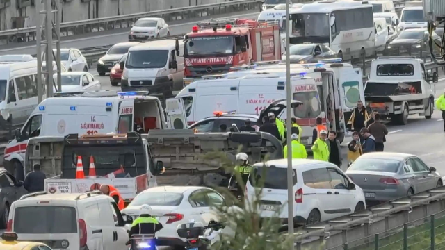 Sarıyer Seyrantepe'de TEM otoyolunda okul servisi devrildi. Olay yerine çok sayıda itfaiye, polis ve sağlık ekibi sevk edildi.