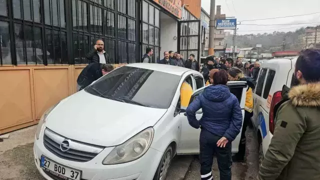 Esnafın şüphelendiği otomobilin içinden ceset çıktı