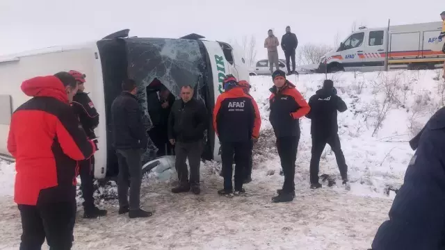 Kars'ta can pazarı! Yolcu otobüsü şarampole devrildi