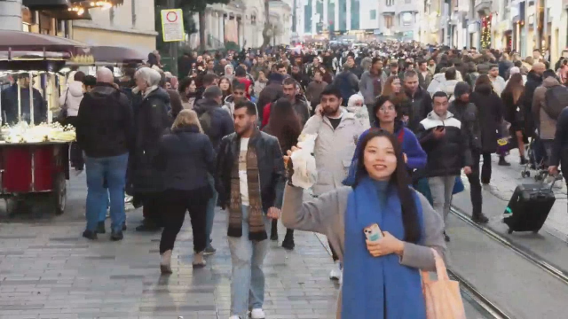 Yeni yıla saatler kala İstiklal Caddesi'ndeki yoğunluk