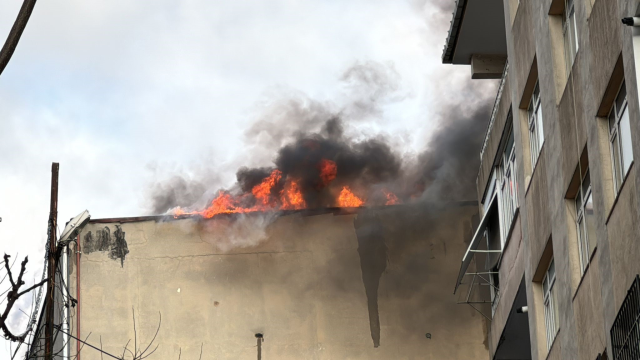 İstanbul'da metruk binada yangın! İşçiler alevlerin arasında mahsur kaldı