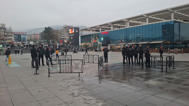 Bursa'da amcasını herkesin gözü önünde defalarca bıçakladı