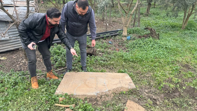 Tarla sürerken çiftçinin pulluğuna lahit takıldı