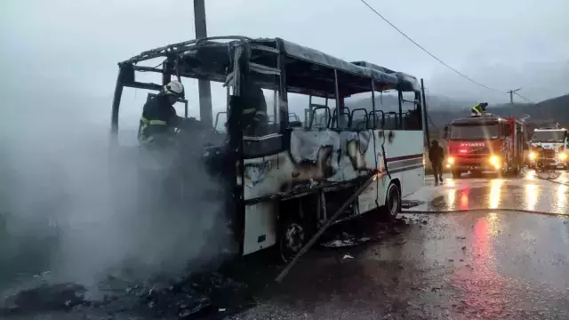 Seyir halindeki öğrenci servisi alev topuna döndü