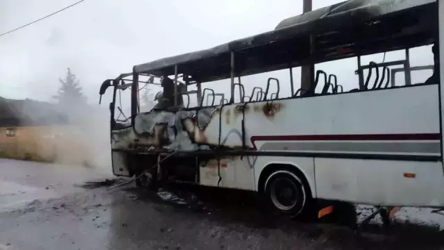 Seyir halindeki öğrenci servisi alev topuna döndü