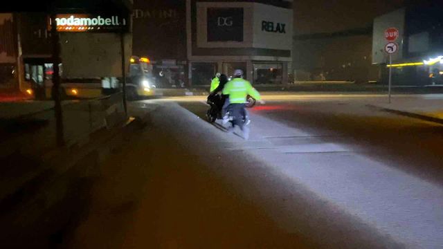 'Dur' ihtarına uymayan motosikletli polise çarptı! Marifet gibi sosyal medyada paylaştı