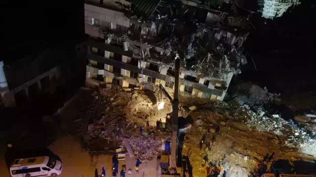 260 saat idrarını içerek enkaz altında yaşama tutunan depremzede dehşet anlarını anlattı