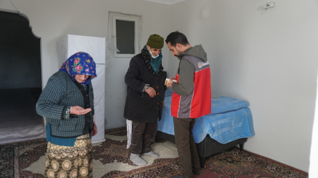 Hepsi yaşlı çiftin evinden çıktı İhbara giden ekipler hayatının şokunu yaşadı