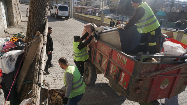Hepsi yaşlı çiftin evinden çıktı İhbara giden ekipler hayatının şokunu yaşadı