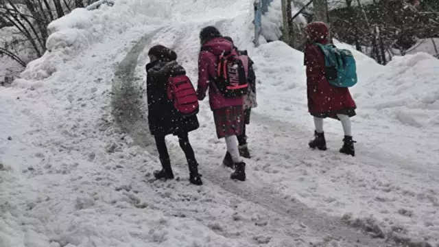 Kar yağışı nedeniyle okullar tatil edildi