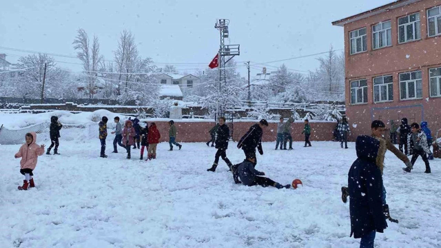 Kar yağışı nedeniyle okullar tatil edildi