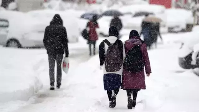 Kar yağışı nedeniyle okullar tatil edildi