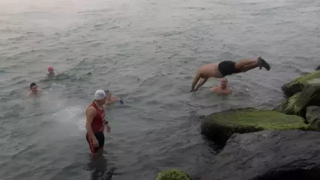 Kar, soğuk demeyip denizde yüzdüler