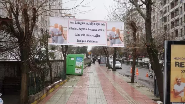 Tartıştığı eşinden af dilemek için şehrin ortasına pankart astı
